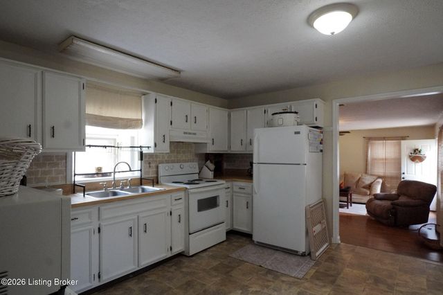 978 Raymond Rd, Shepherdsville, KY 40165
