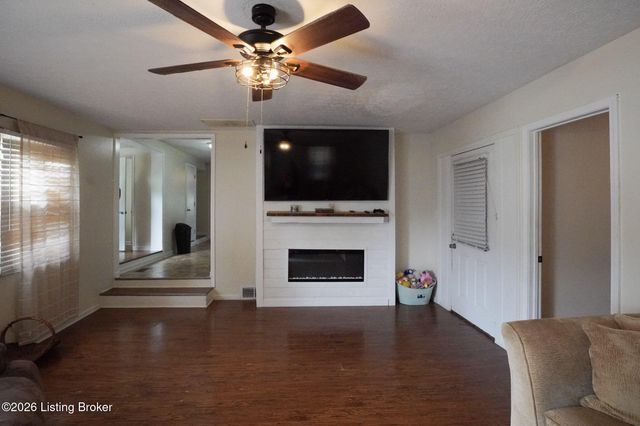 978 Raymond Rd, Shepherdsville, KY 40165