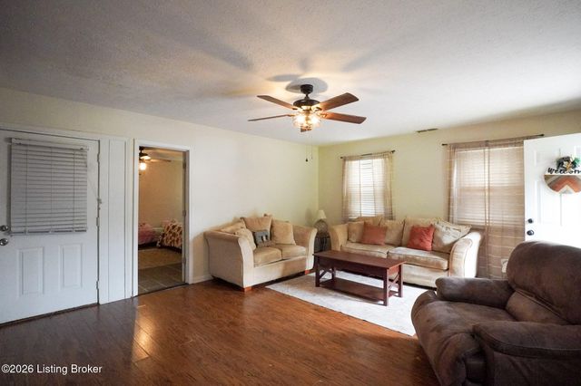978 Raymond Rd, Shepherdsville, KY 40165