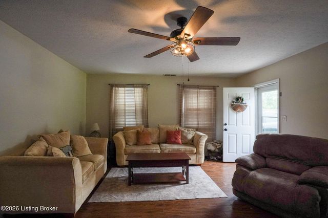 978 Raymond Rd, Shepherdsville, KY 40165