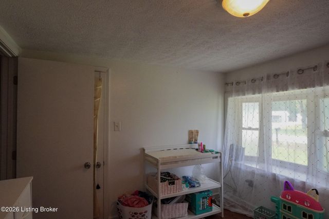 978 Raymond Rd, Shepherdsville, KY 40165