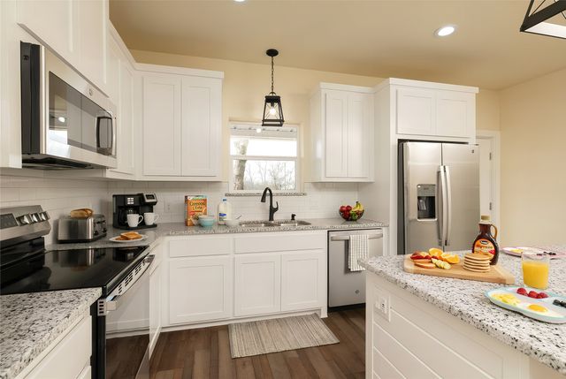 180 Cimmarron Trail, Runaway Bay, TX 76426