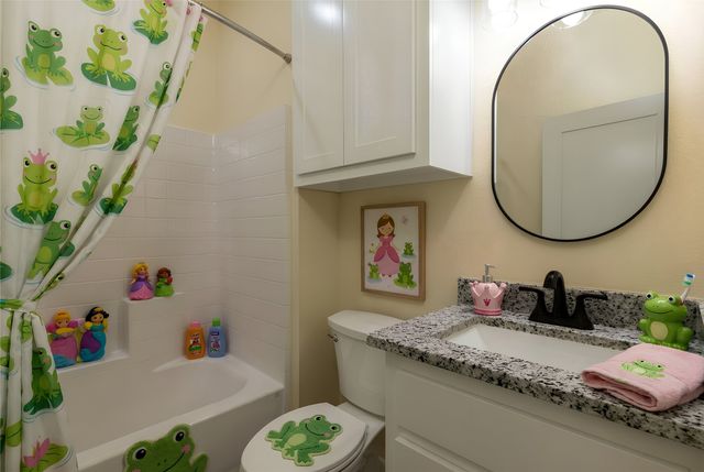 180 Cimmarron Trail, Runaway Bay, TX 76426