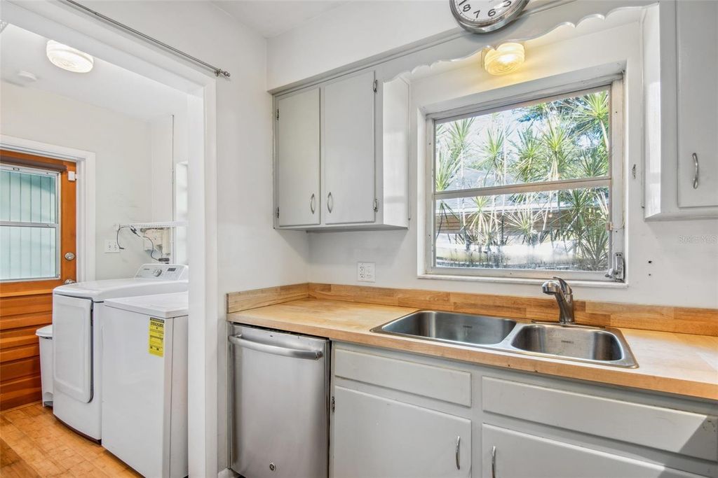 Image 11 of property listing at 422 W LOUISIANA AVENUE, Tampa, FL 33603