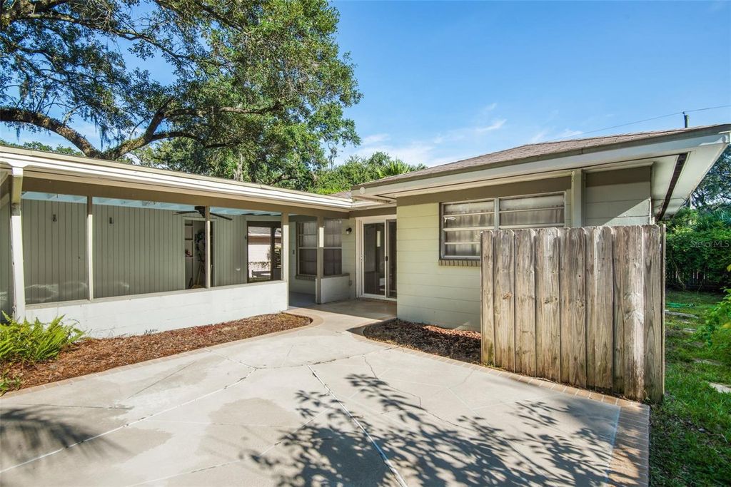 Image 23 of property listing at 422 W LOUISIANA AVENUE, Tampa, FL 33603