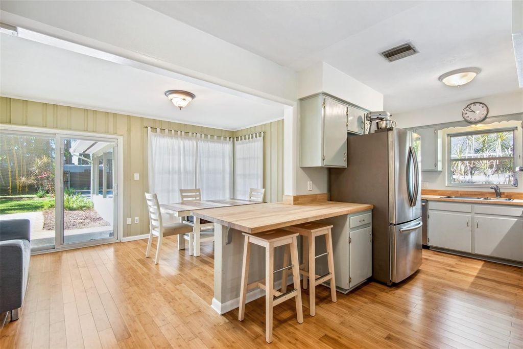 Image 8 of property listing at 422 W LOUISIANA AVENUE, Tampa, FL 33603