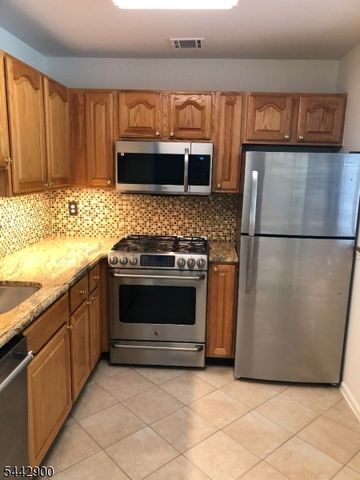 200 Cambridge Ct 200, Clifton City, NJ 07014