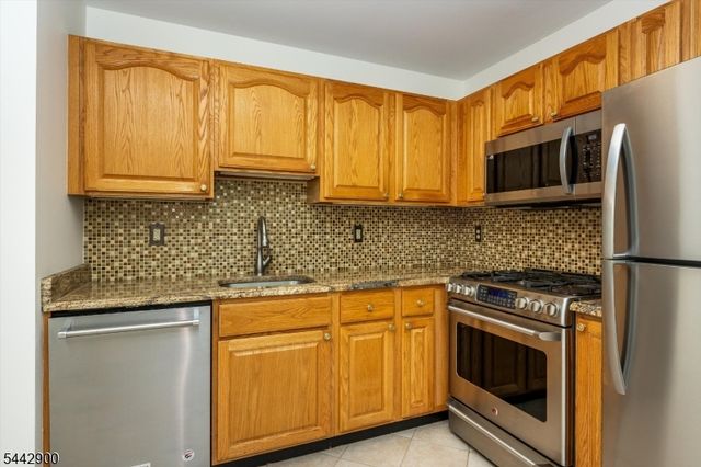 200 Cambridge Ct 200, Clifton City, NJ 07014