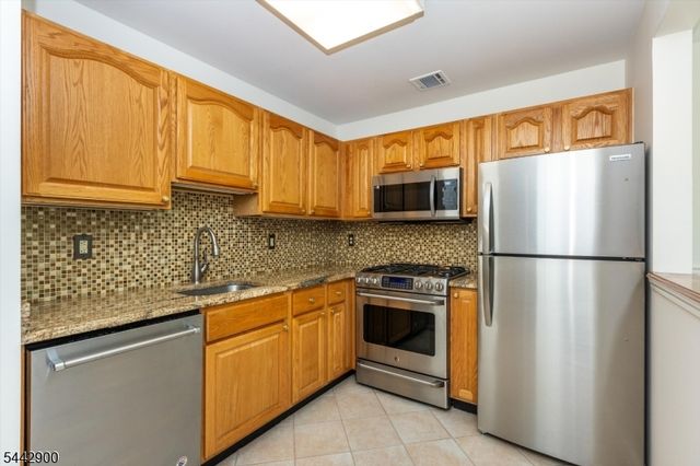 200 Cambridge Ct 200, Clifton City, NJ 07014