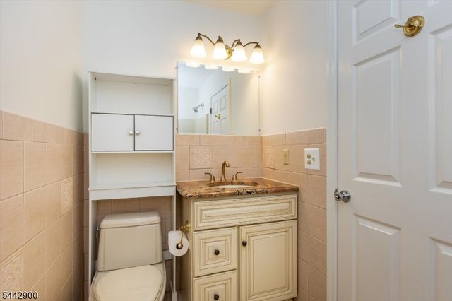 200 Cambridge Ct 200, Clifton City, NJ 07014