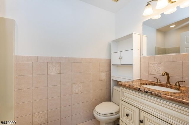 200 Cambridge Ct 200, Clifton City, NJ 07014