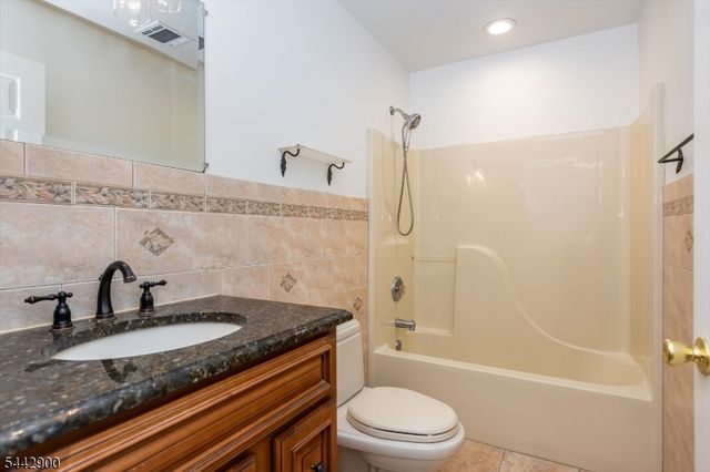 200 Cambridge Ct 200, Clifton City, NJ 07014