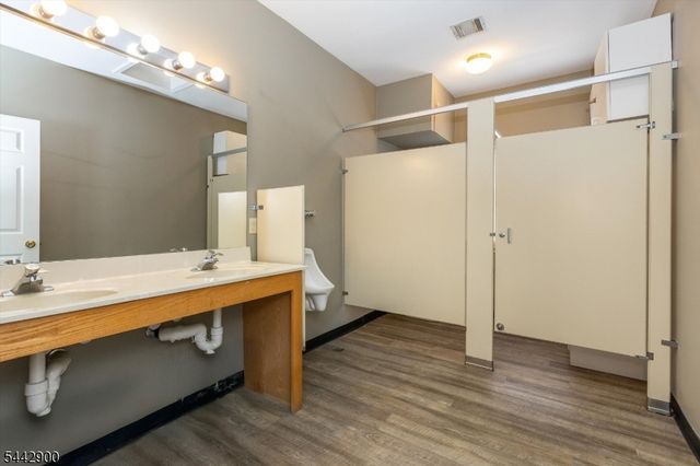 200 Cambridge Ct 200, Clifton City, NJ 07014