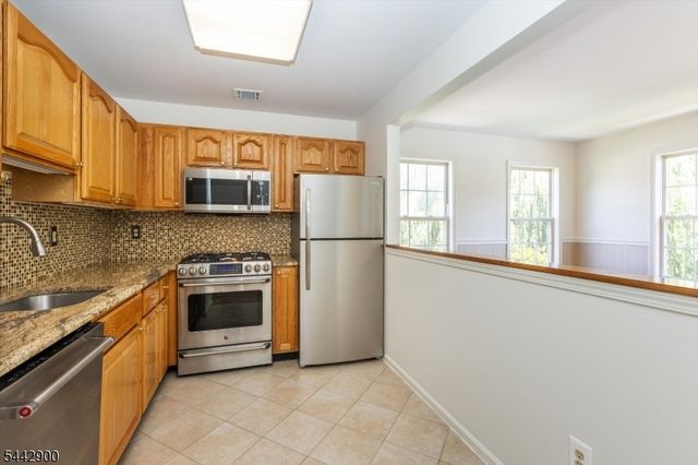 200 Cambridge Ct 200, Clifton City, NJ 07014