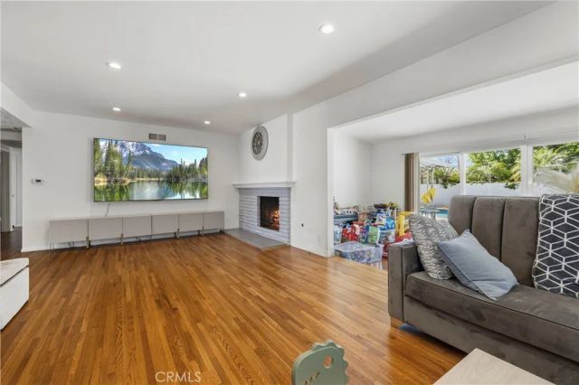 8353 Chimineas, Northridge, CA 91325