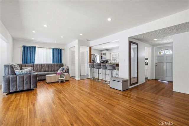 8353 Chimineas, Northridge, CA 91325