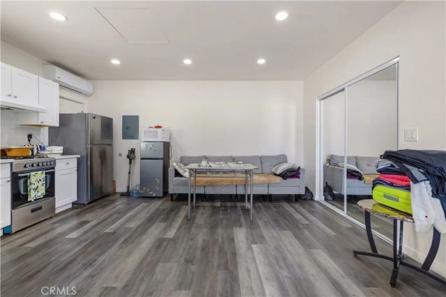 8353 Chimineas, Northridge, CA 91325