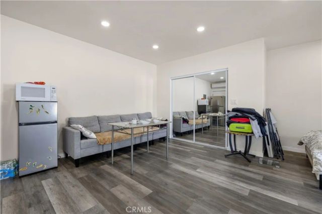 8353 Chimineas, Northridge, CA 91325