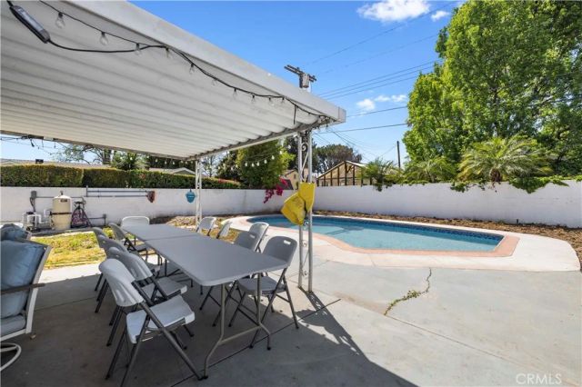 8353 Chimineas, Northridge, CA 91325