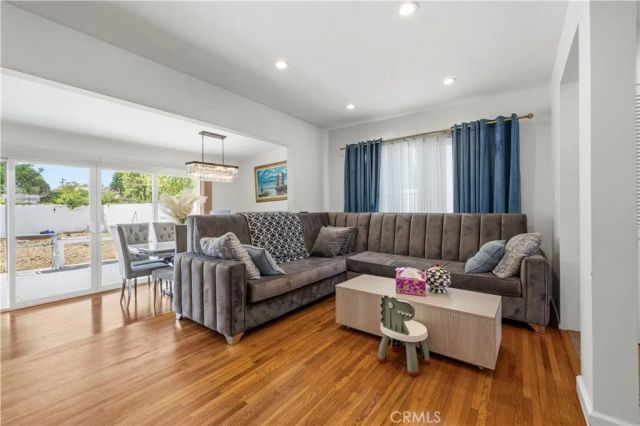 8353 Chimineas, Northridge, CA 91325