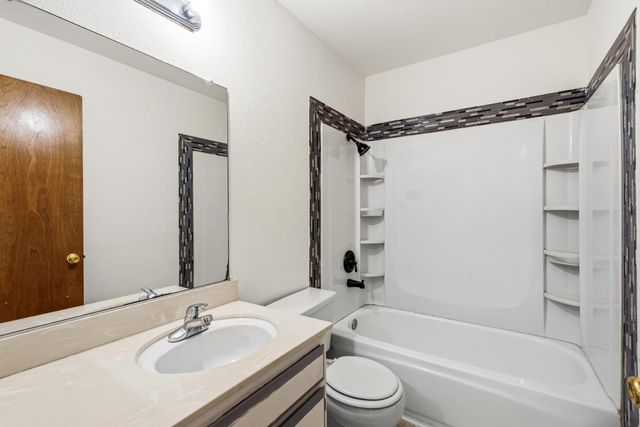 95 Saginaw Cir, Sacramento, CA 95833