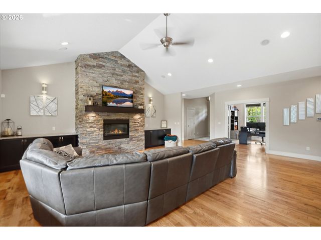 21860 Se EDWARD Dr, Damascus, OR 97089