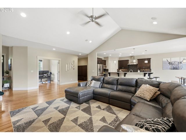 21860 Se EDWARD Dr, Damascus, OR 97089