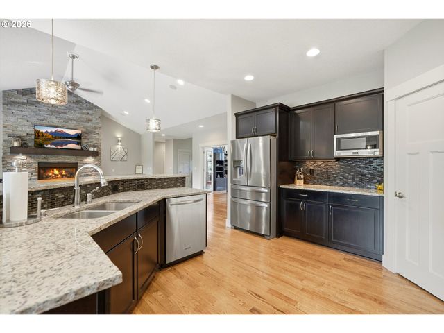 21860 Se EDWARD Dr, Damascus, OR 97089