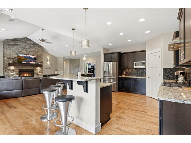 21860 Se EDWARD Dr, Damascus, OR 97089