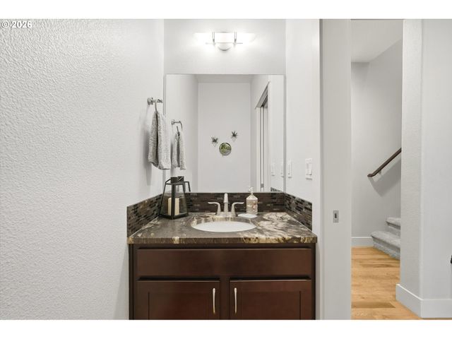 21860 Se EDWARD Dr, Damascus, OR 97089