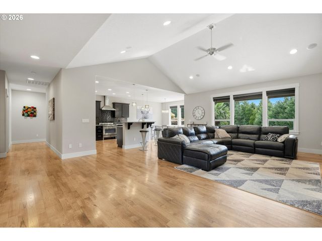 21860 Se EDWARD Dr, Damascus, OR 97089