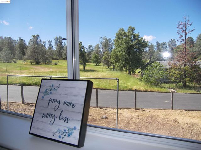 22857 Rolling Woods Dr., Groveland, CA 95321