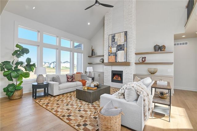 6039 Apache Drive, Shawnee, KS 66226