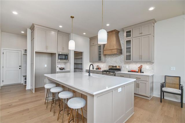 6039 Apache Drive, Shawnee, KS 66226