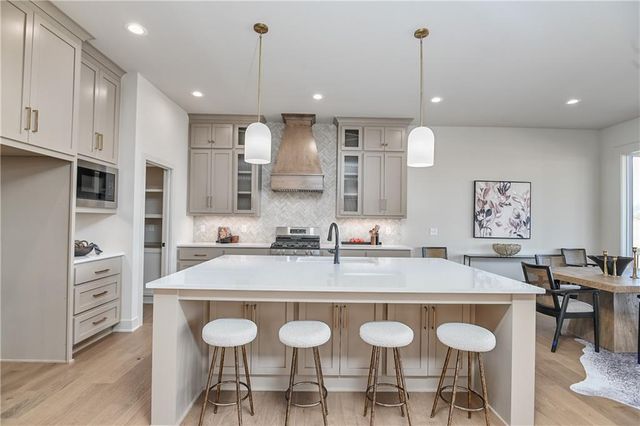 6039 Apache Drive, Shawnee, KS 66226