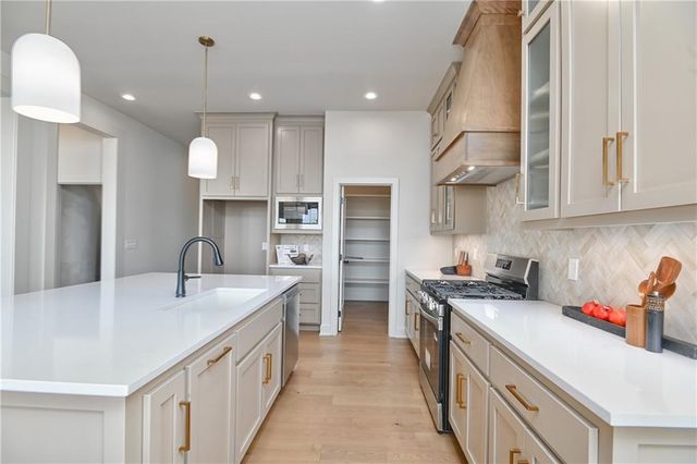 6039 Apache Drive, Shawnee, KS 66226