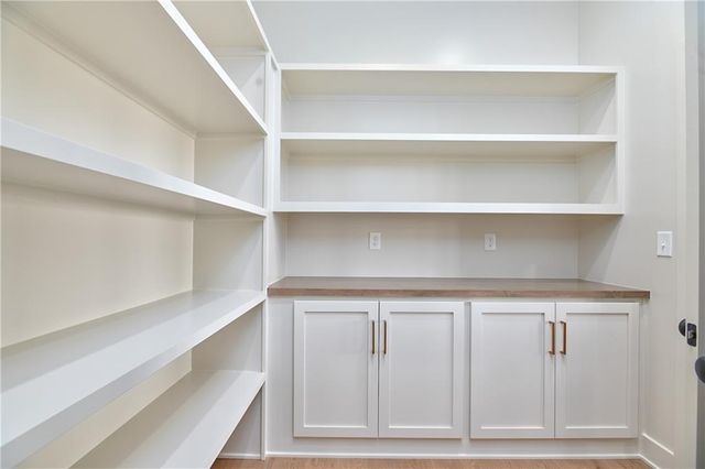 6039 Apache Drive, Shawnee, KS 66226