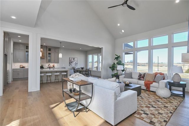 6039 Apache Drive, Shawnee, KS 66226