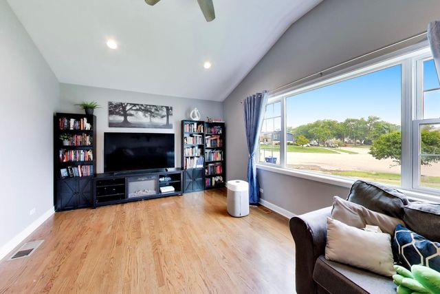 9007 W 92nd Street, Hickory Hills, IL 60457