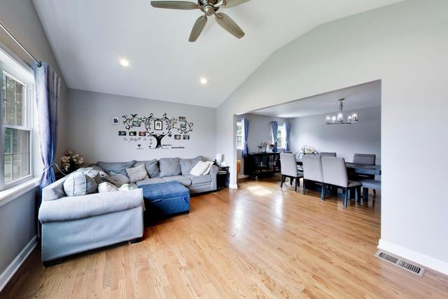 9007 W 92nd Street, Hickory Hills, IL 60457