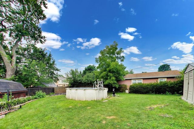 9007 W 92nd Street, Hickory Hills, IL 60457