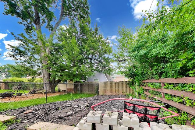9007 W 92nd Street, Hickory Hills, IL 60457