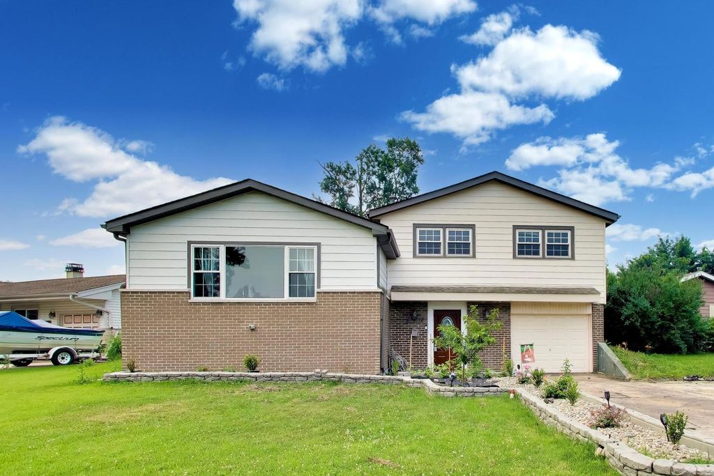 9007 W 92nd Street, Hickory Hills, IL 60457
