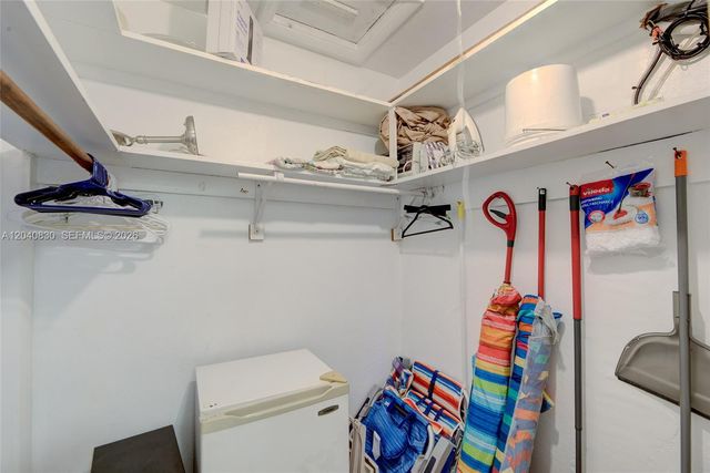 920 SW 10th Ter 12R, Hallandale Beach, FL 33009