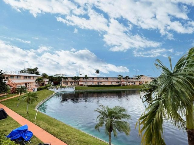 920 SW 10th Ter 12R, Hallandale Beach, FL 33009