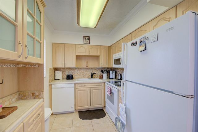 920 SW 10th Ter 12R, Hallandale Beach, FL 33009