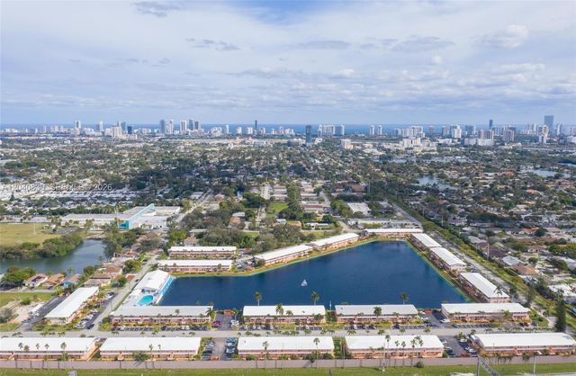 920 SW 10th Ter 12R, Hallandale Beach, FL 33009