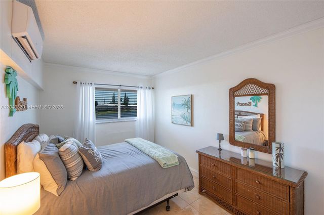 920 SW 10th Ter 12R, Hallandale Beach, FL 33009
