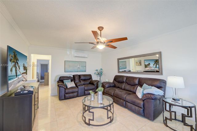 920 SW 10th Ter 12R, Hallandale Beach, FL 33009