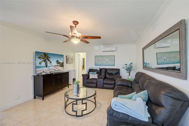 920 SW 10th Ter 12R, Hallandale Beach, FL 33009